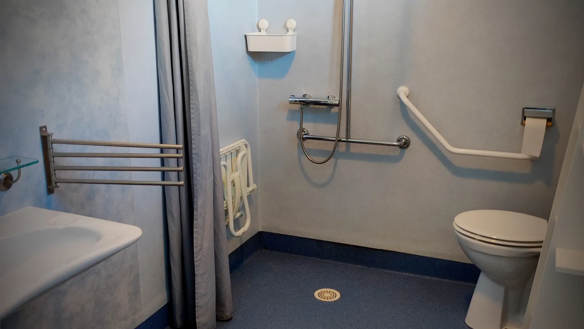 Salle-de-bain adaptée PMR