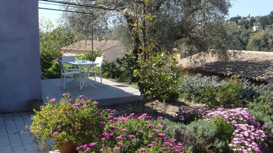 Gîte Mas de la Galinette Glycine- Terrase avec table de jardin  - Biot - Gîtes de France Alpes-Maritimes.