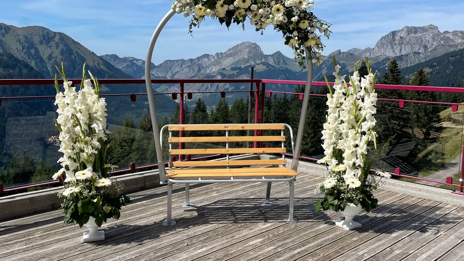 Siège décoré pour les photos de mariage sur la terrasse