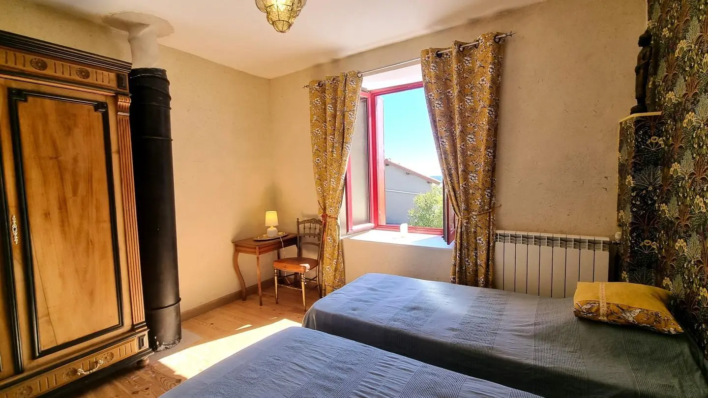 1er niveau : chambre 1 : 2 lits 90, pouvant être modulable en lit 180.