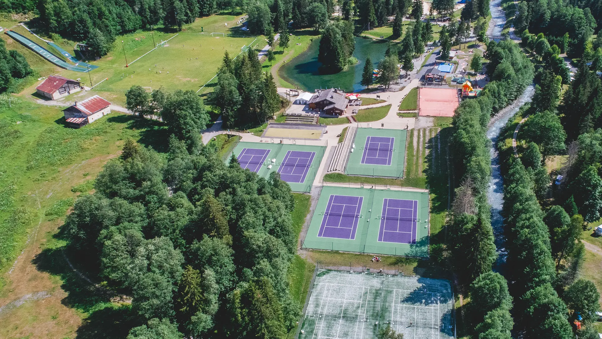 Les huit courts du tennis club des Contamines, dans le parc de loisirs du Pontet