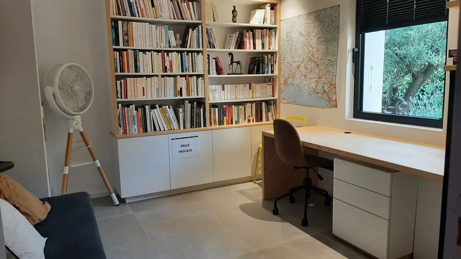 Le bureau, avec sa bibliothèque et son canapé convertible