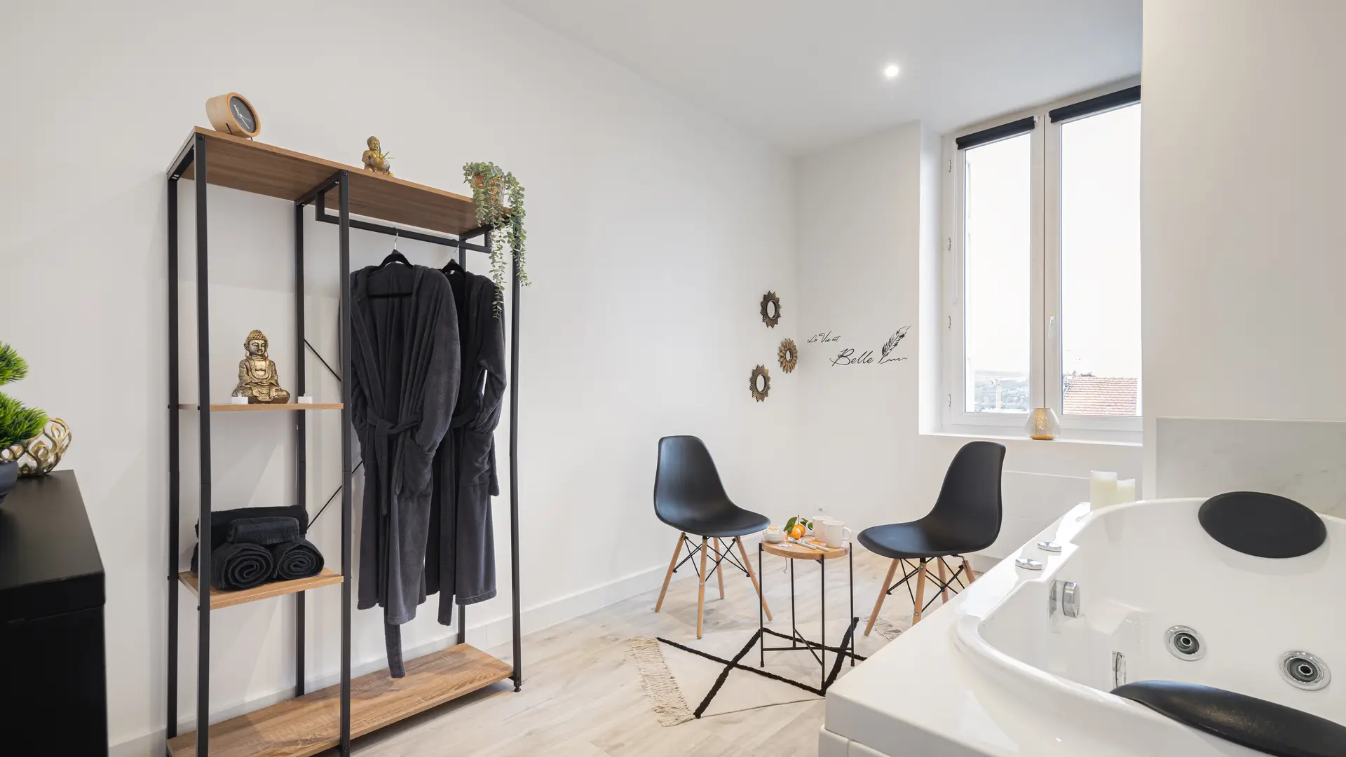 Espace spa avec balnéothérapie pour 2 personnes et ciel étoilé projeté