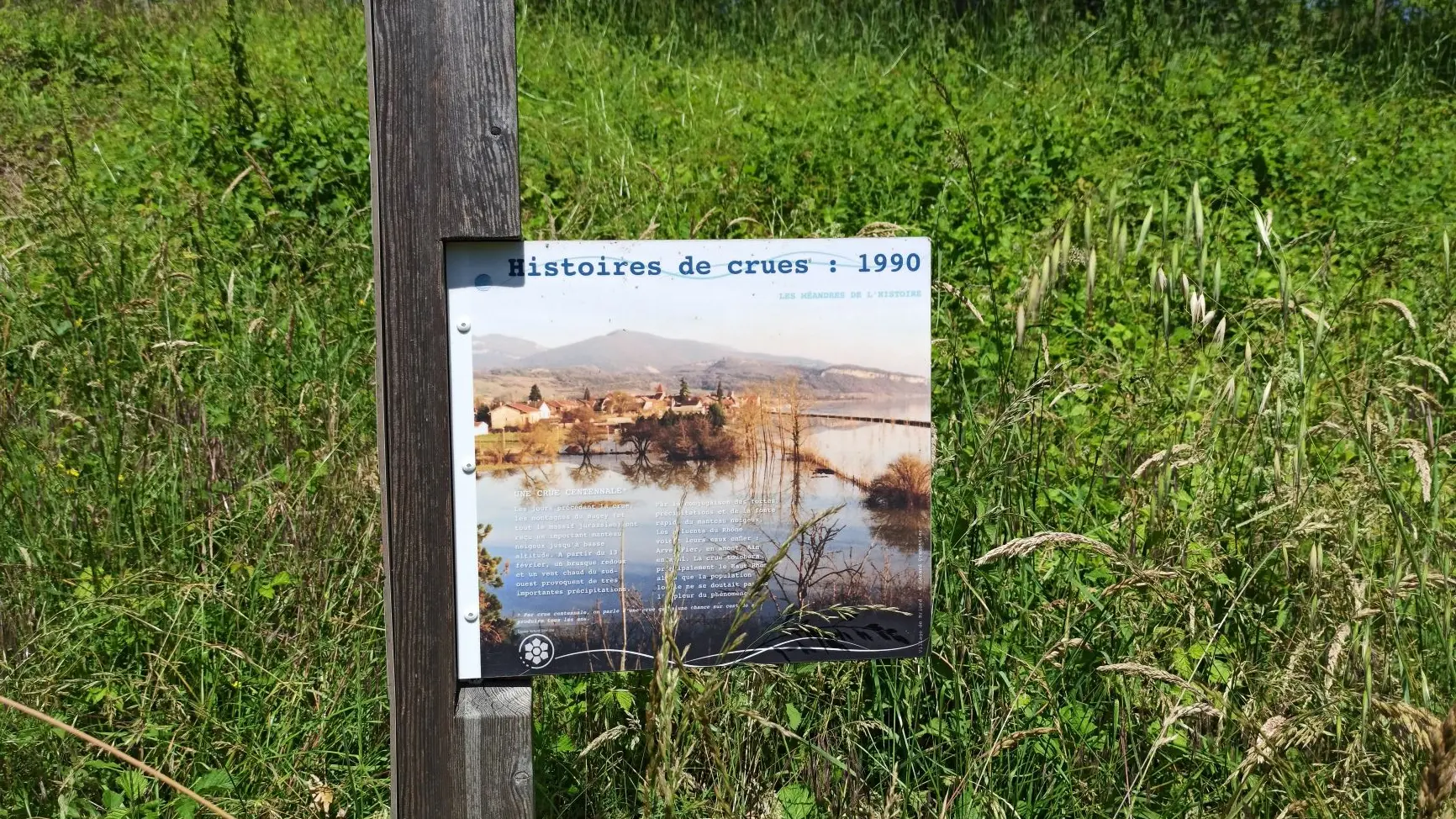 Borne explicative sur les crues du Rhône
