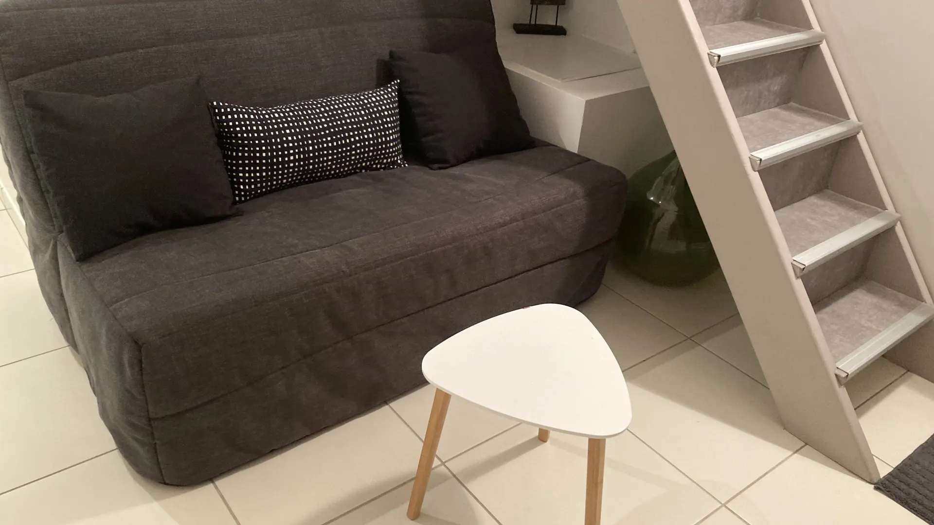 Un canapé BZ dans la pièce à vivre au RDC.