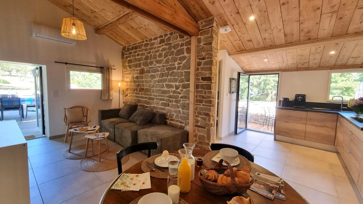 Séjour avec cuisine ouverte sur la salle à manger et le salon.