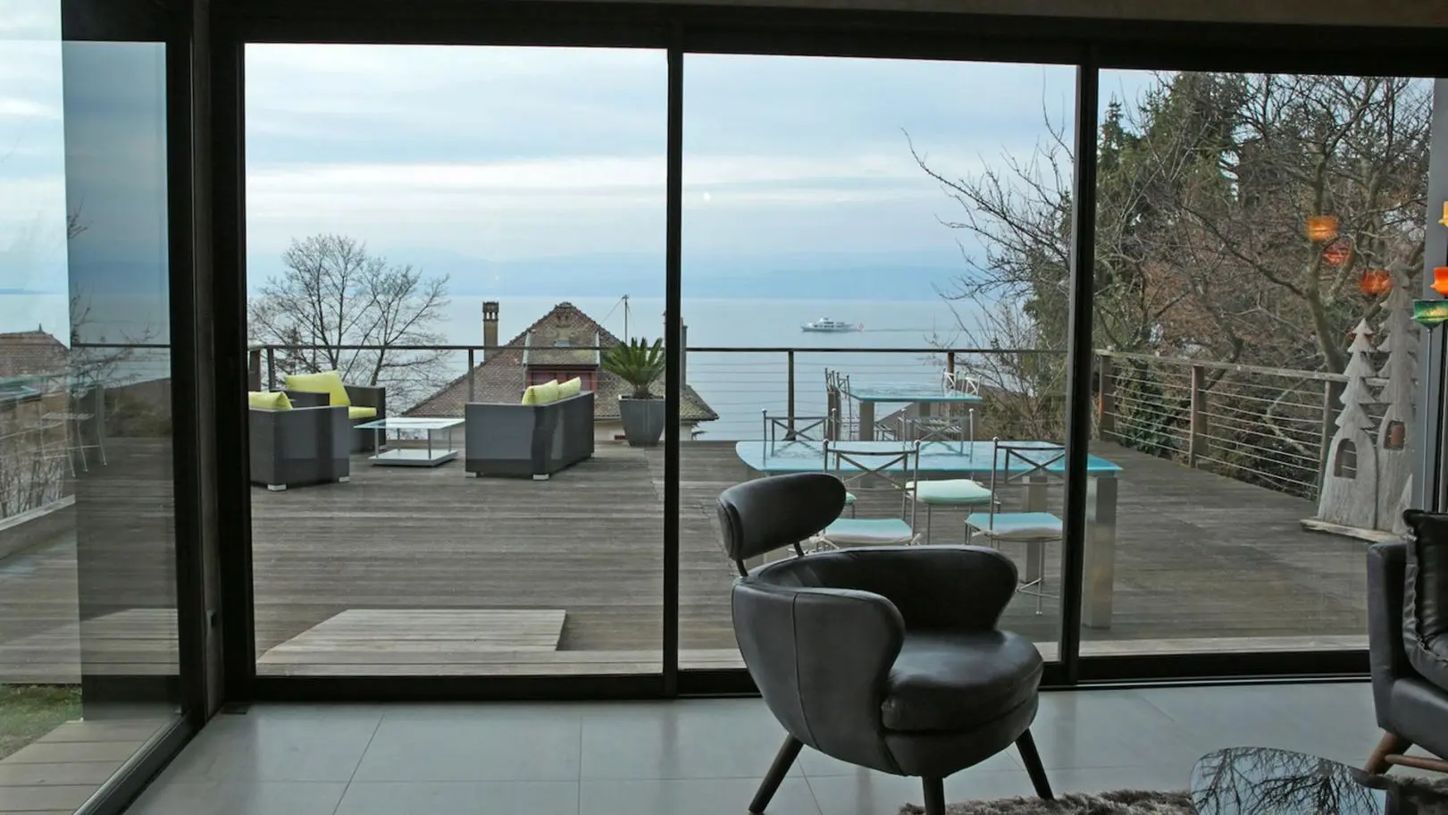 Vue sur la terrasse depuis le salon