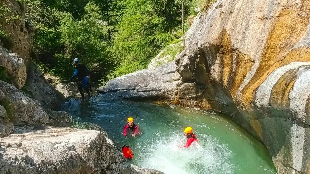 L’eau trace le chemin, nous suivons. Canyon de Rouanette avec Ecrins Spéléo Canyon
