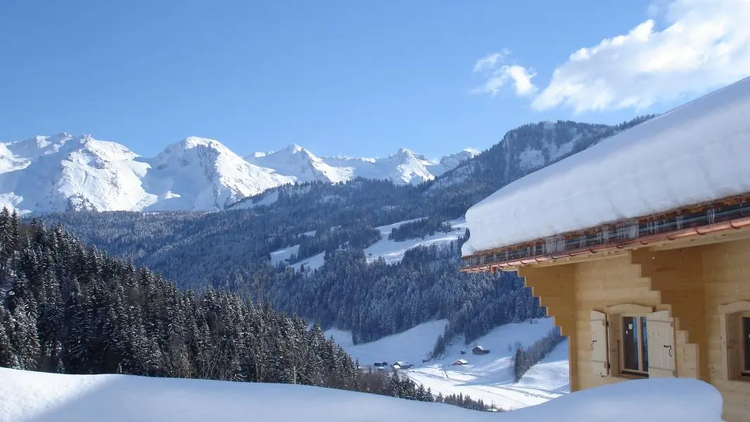 l'hiver, face à la Chaîne des Aravis
