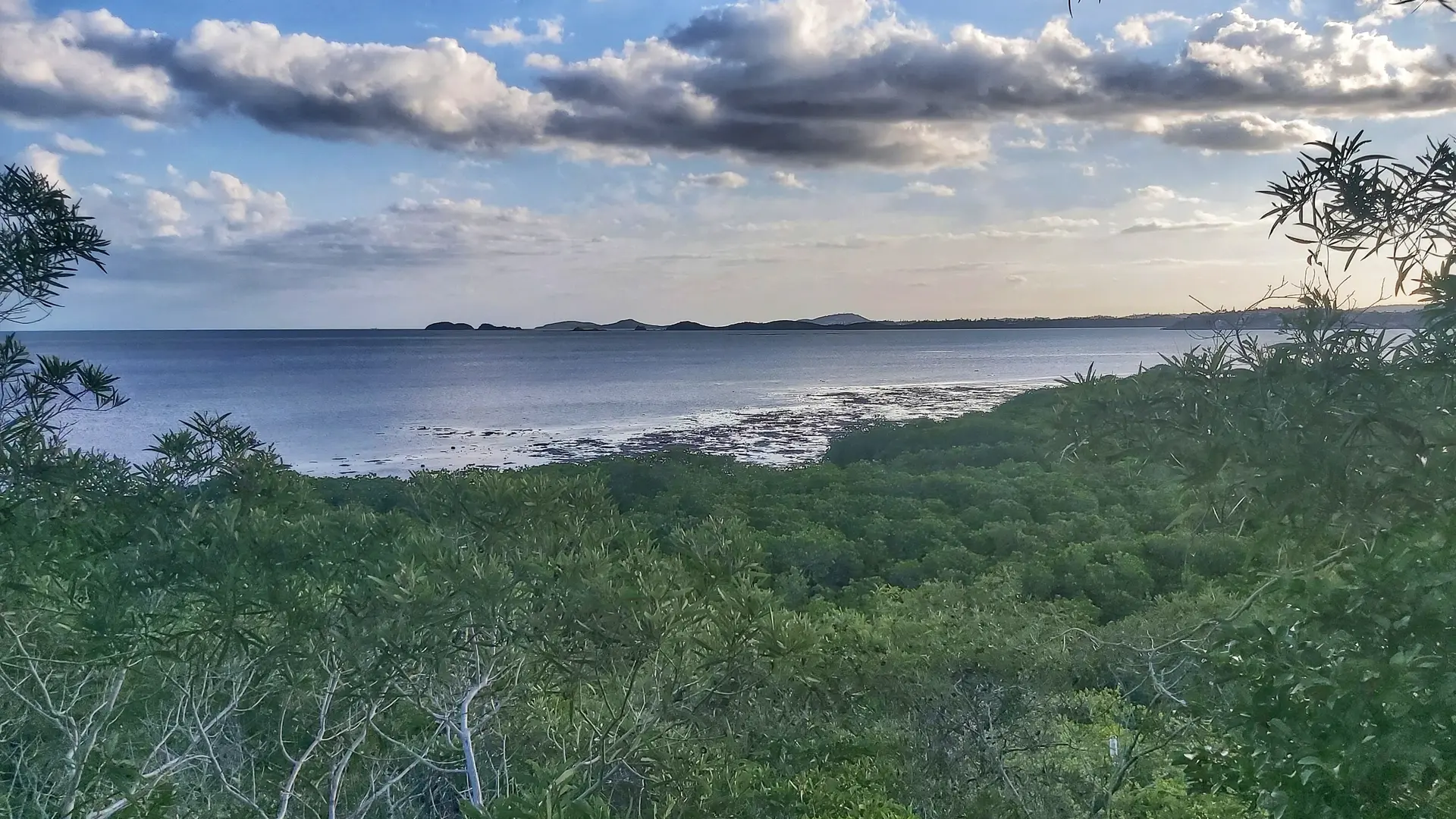 Du haut du point de vue de l'îlot pécheur, vous pourrez admirer la vue sur la baie de Boulari, et de magnifiques couchers de soleil.