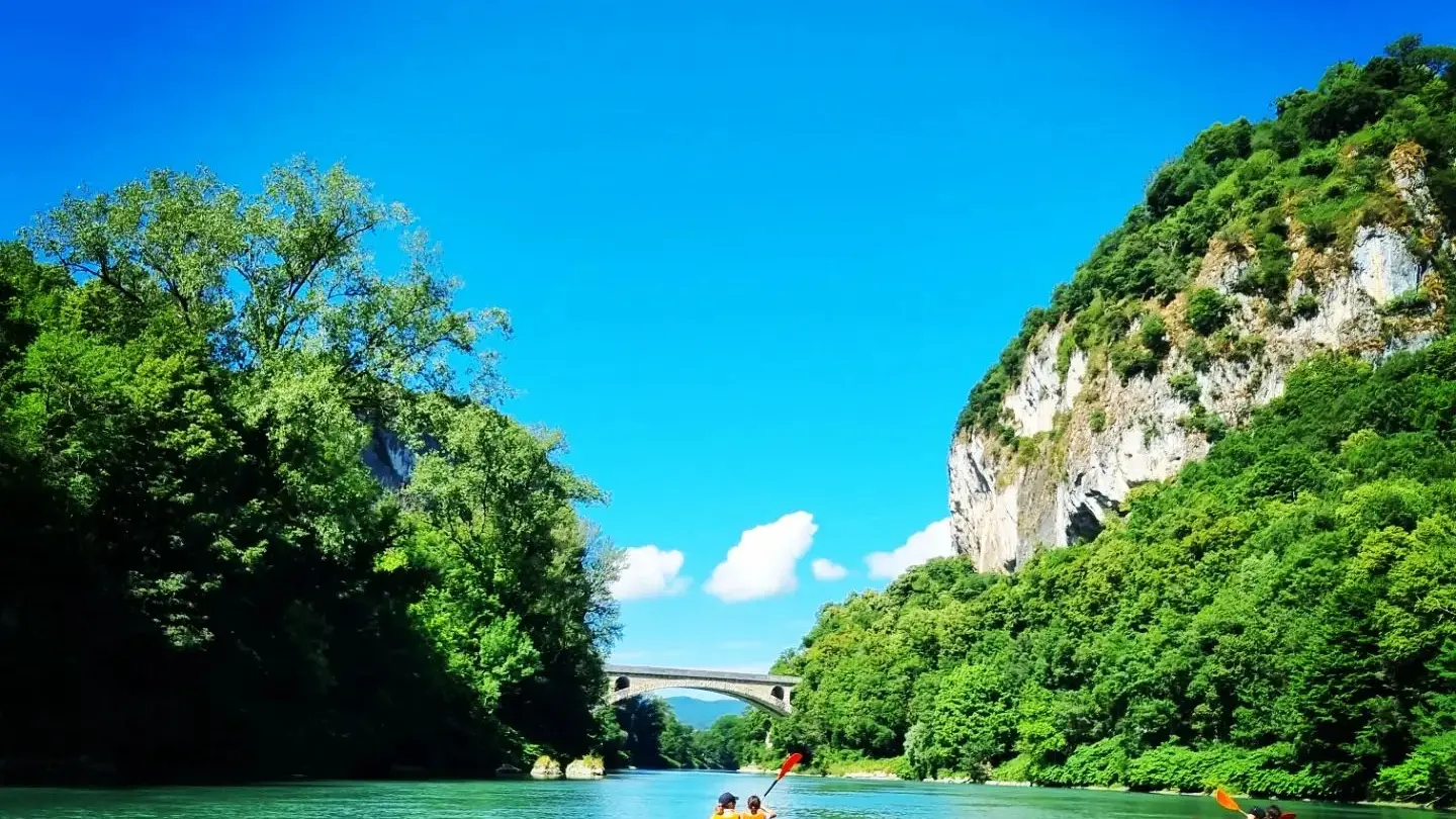 Descente en canoë dans les gorges de la Balme