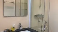 Salle de bain avec douche spacieuse