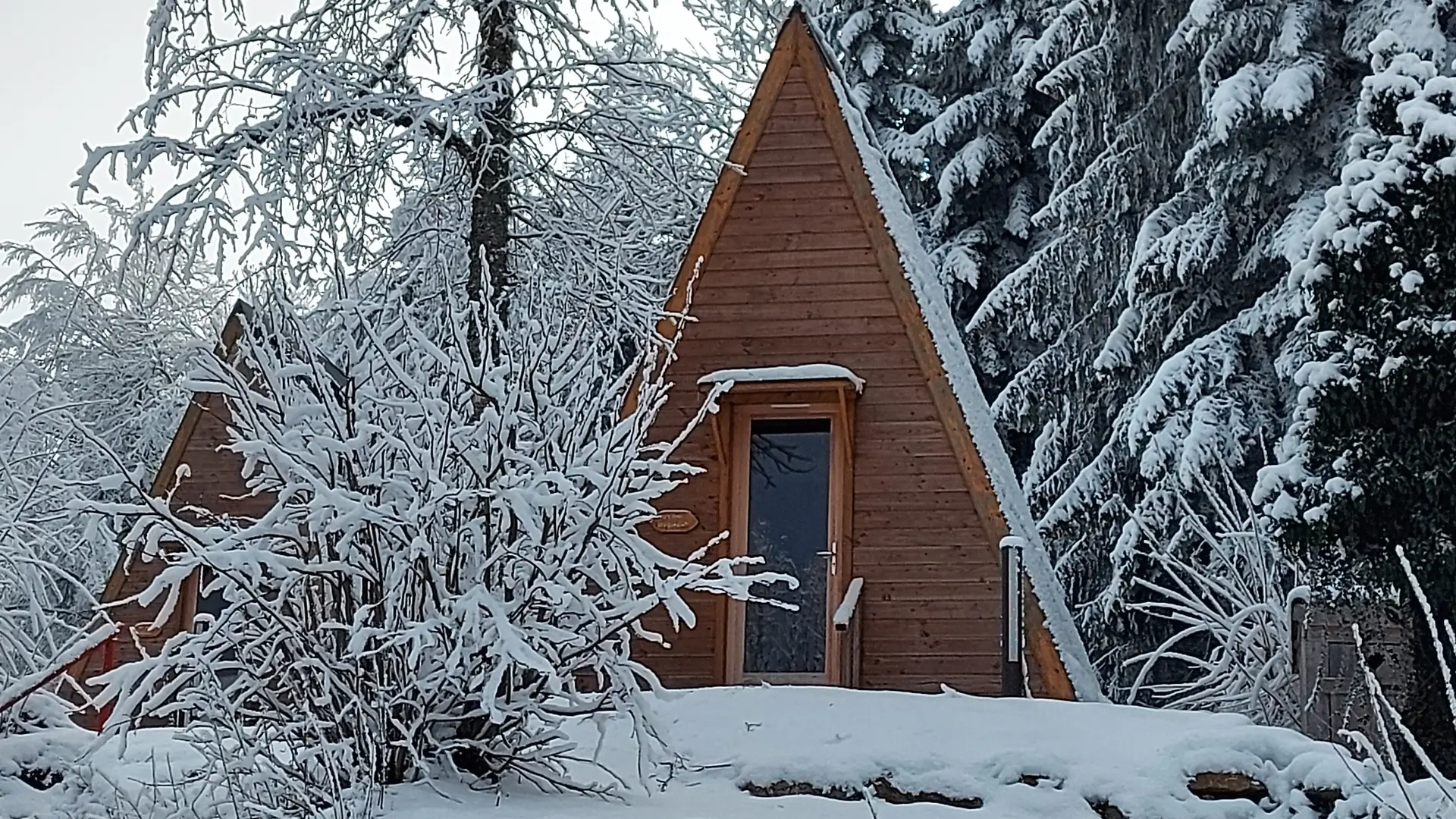 Tipi bois sous la neige