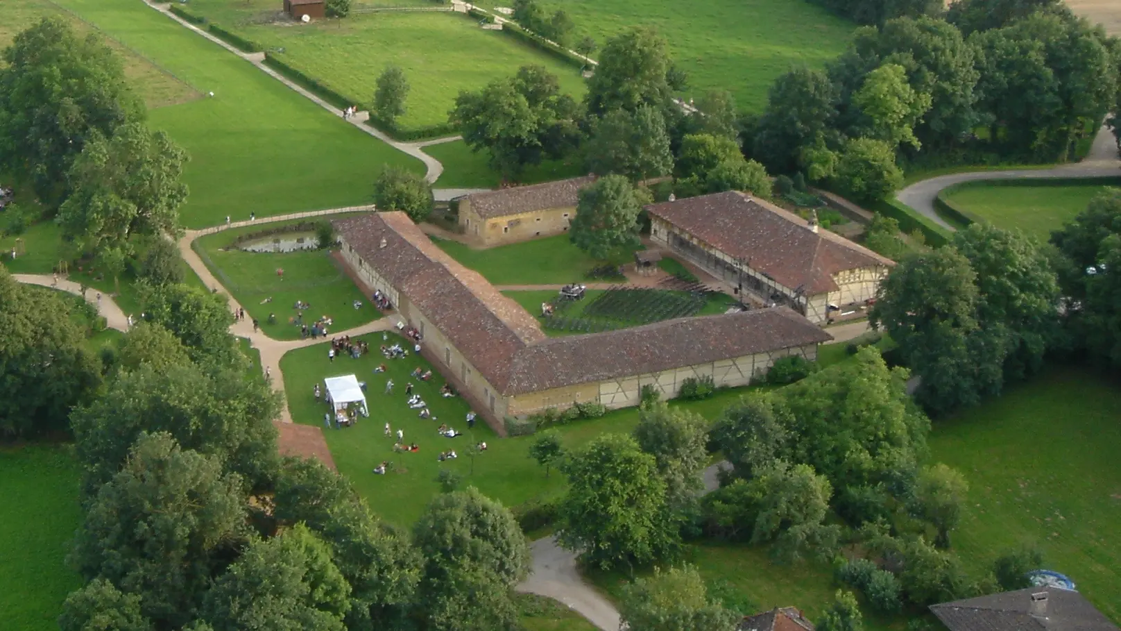 Vue aérienne de la cour lors d'un événement