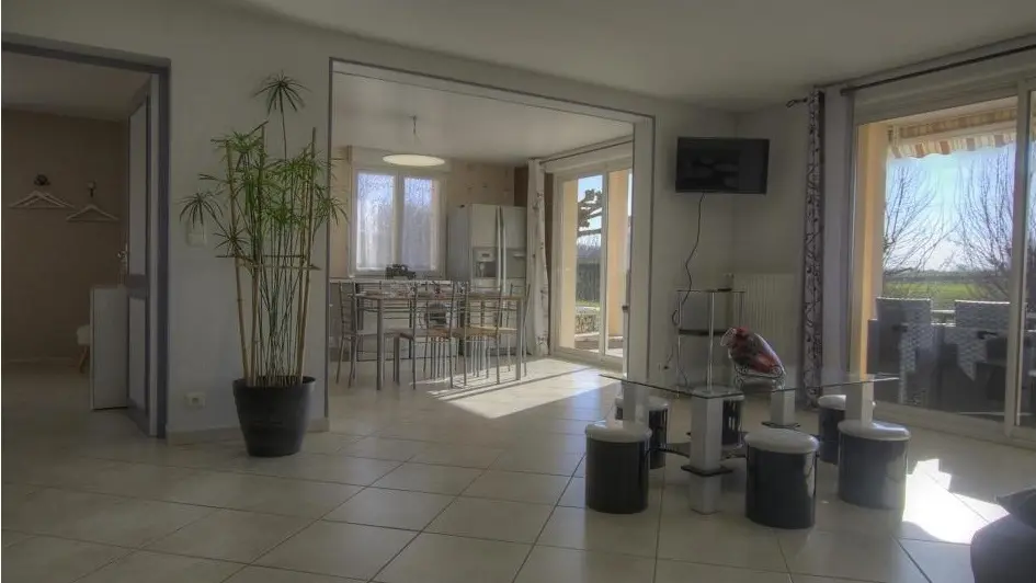 Espace privatif à la chambre Montaine avec sa cuisine et son salon.