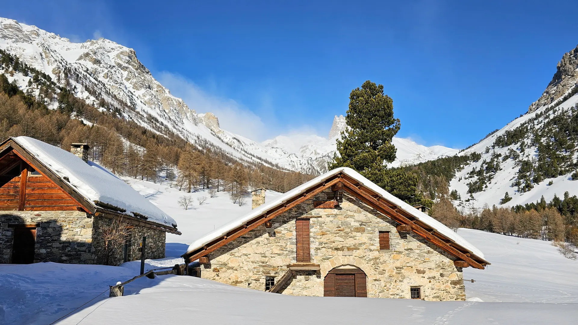 hiver et neige en vallée étroite