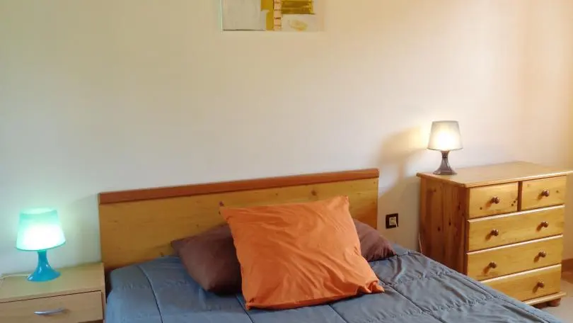 Chambre n°1 avec un lit 140 et un lit 90.