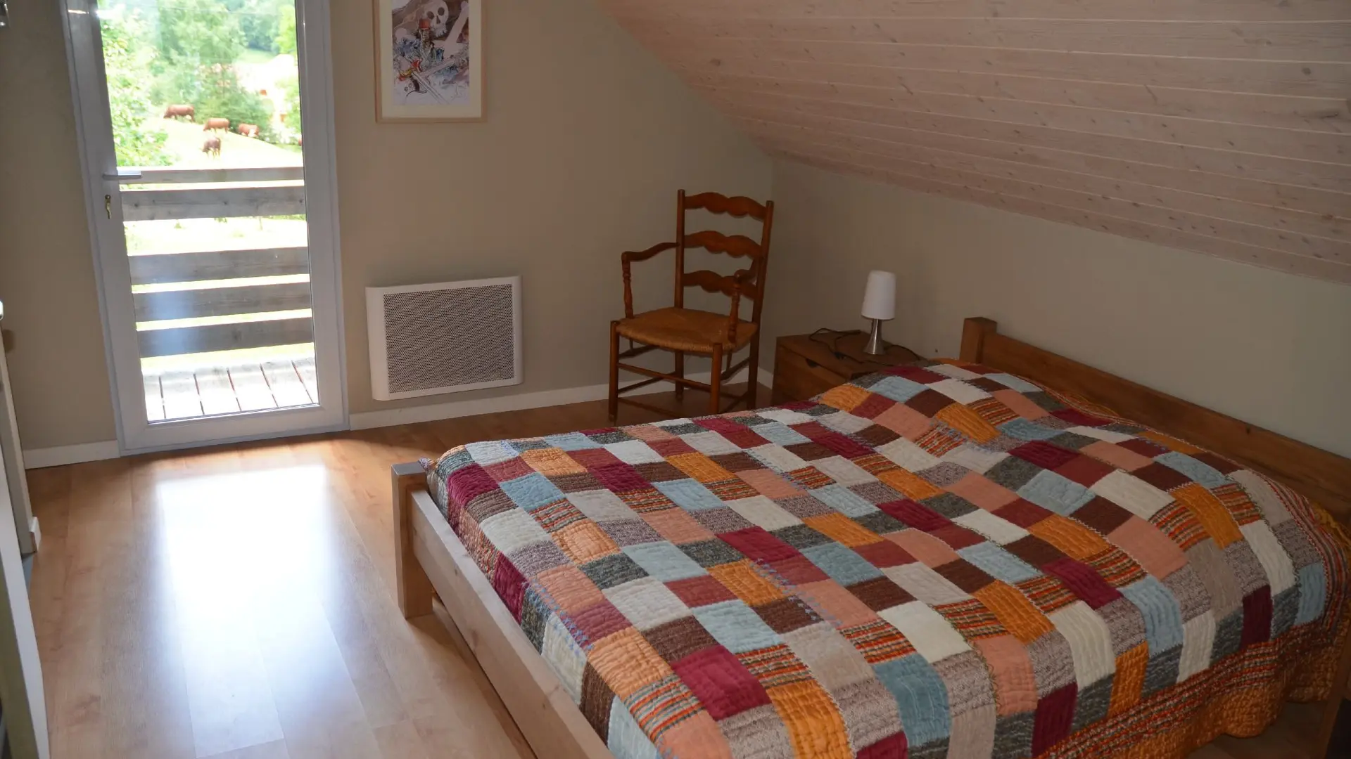 Chambre avec un lit double