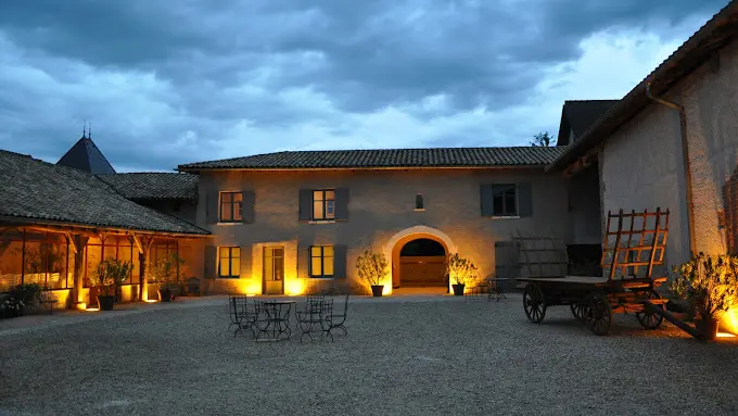 Vue extérieure à la tombée de la nuit