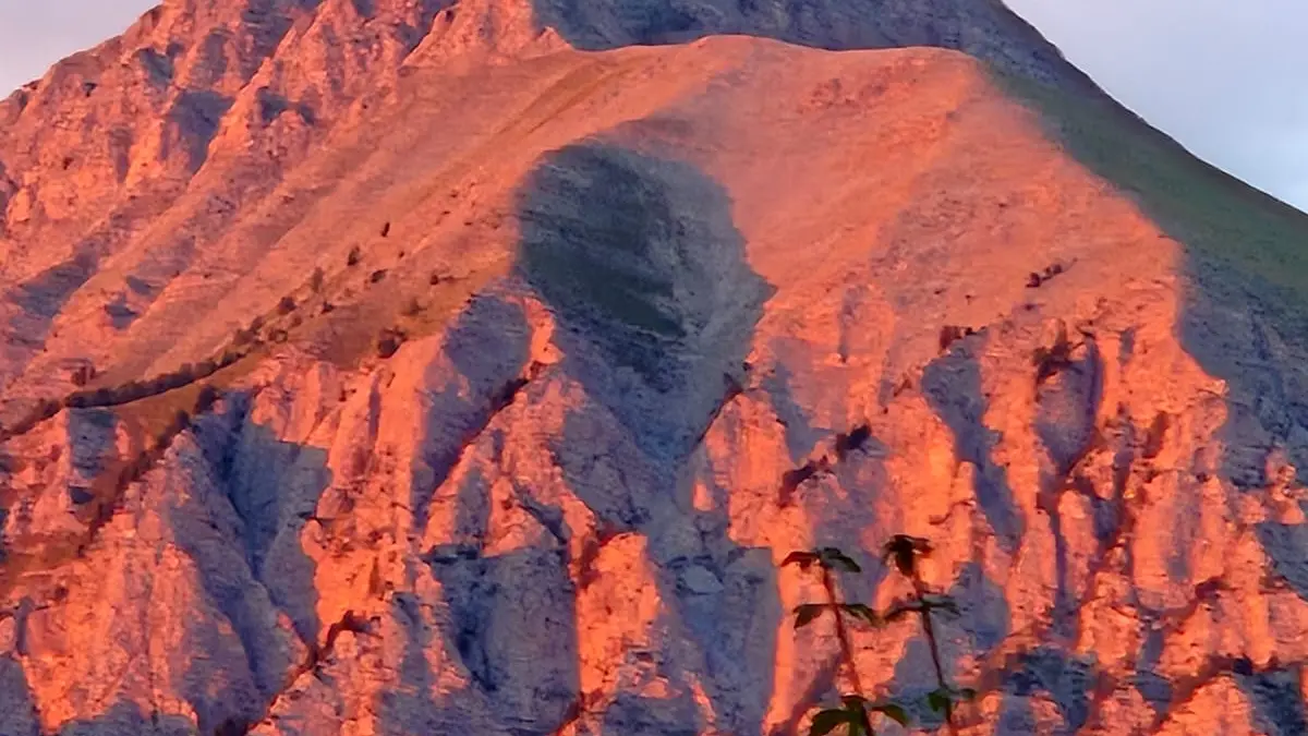 coucher de soleil sur le sommet de Tromas
