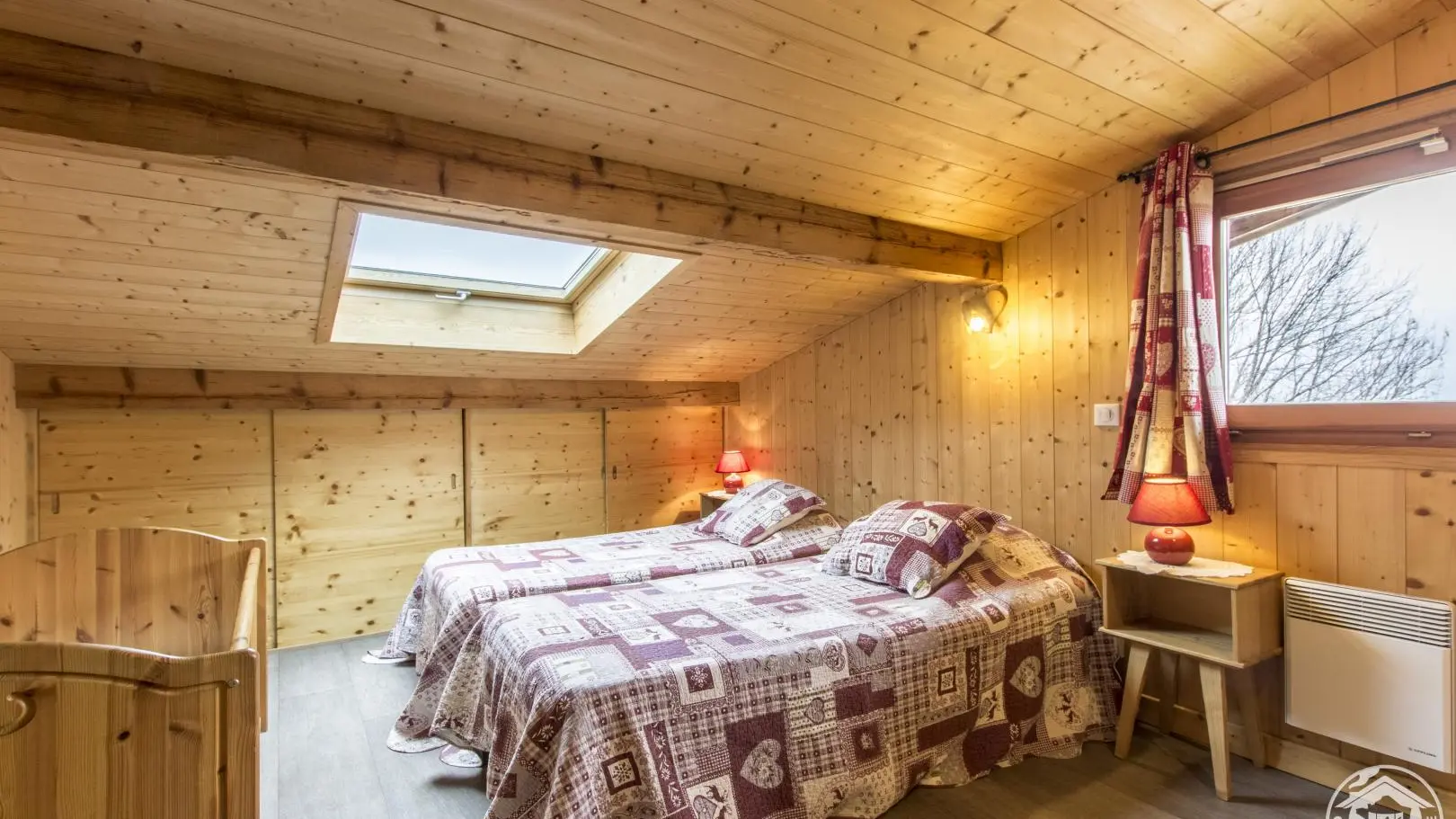 grande chambre à l'étage avec lit bébé.