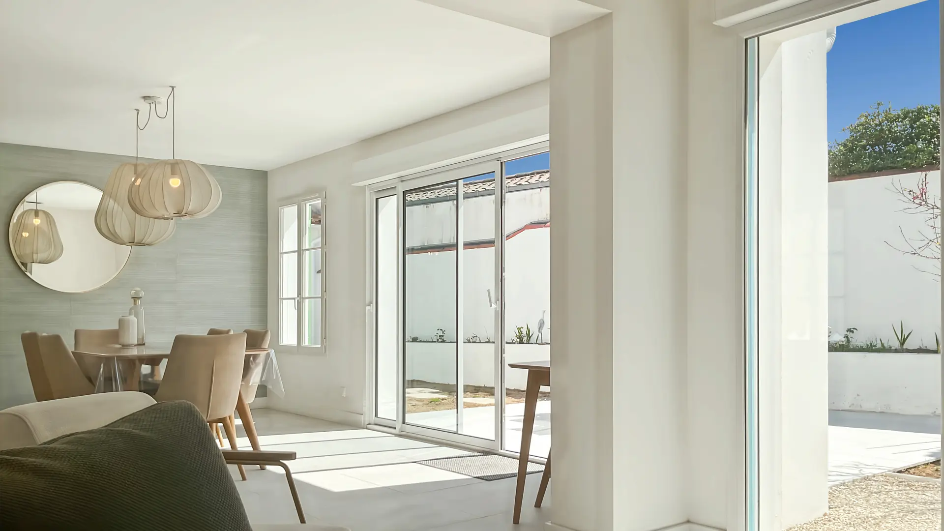 Terrasse, salle à manger et salon