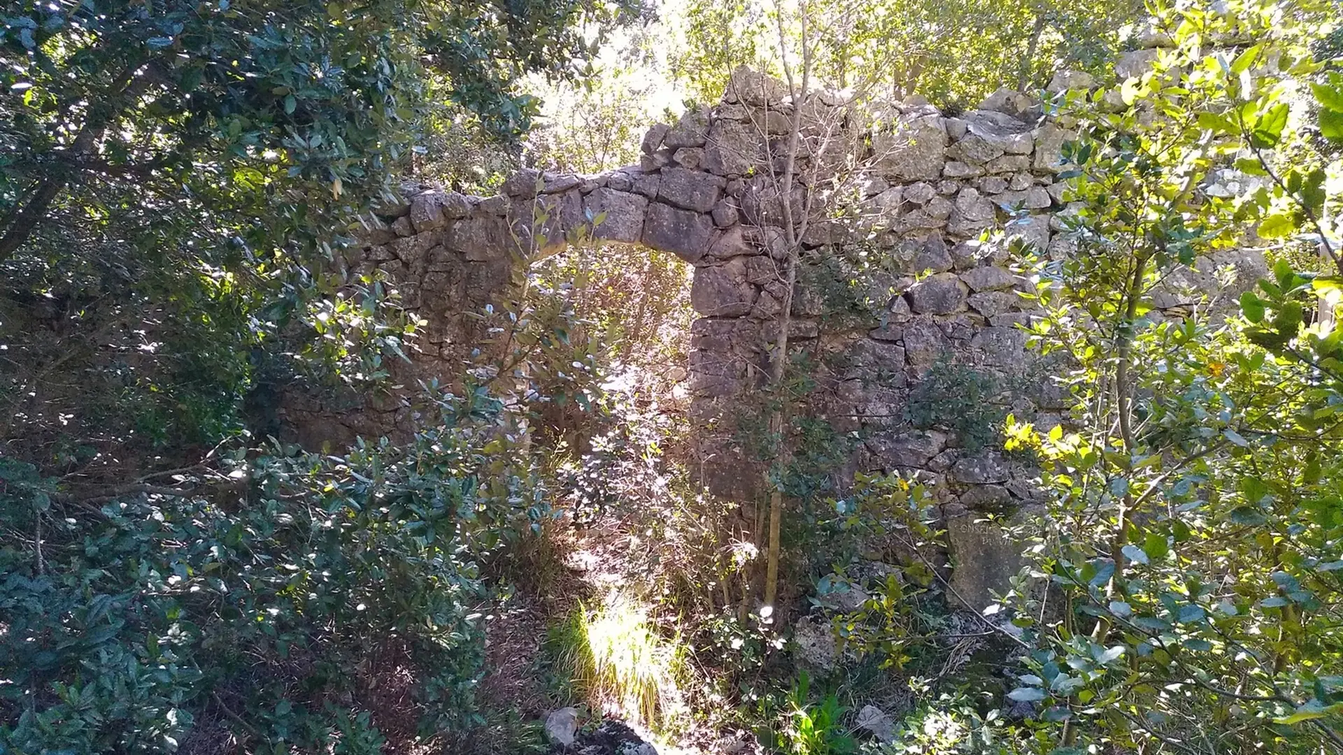 Vestige d'une arche en pierre