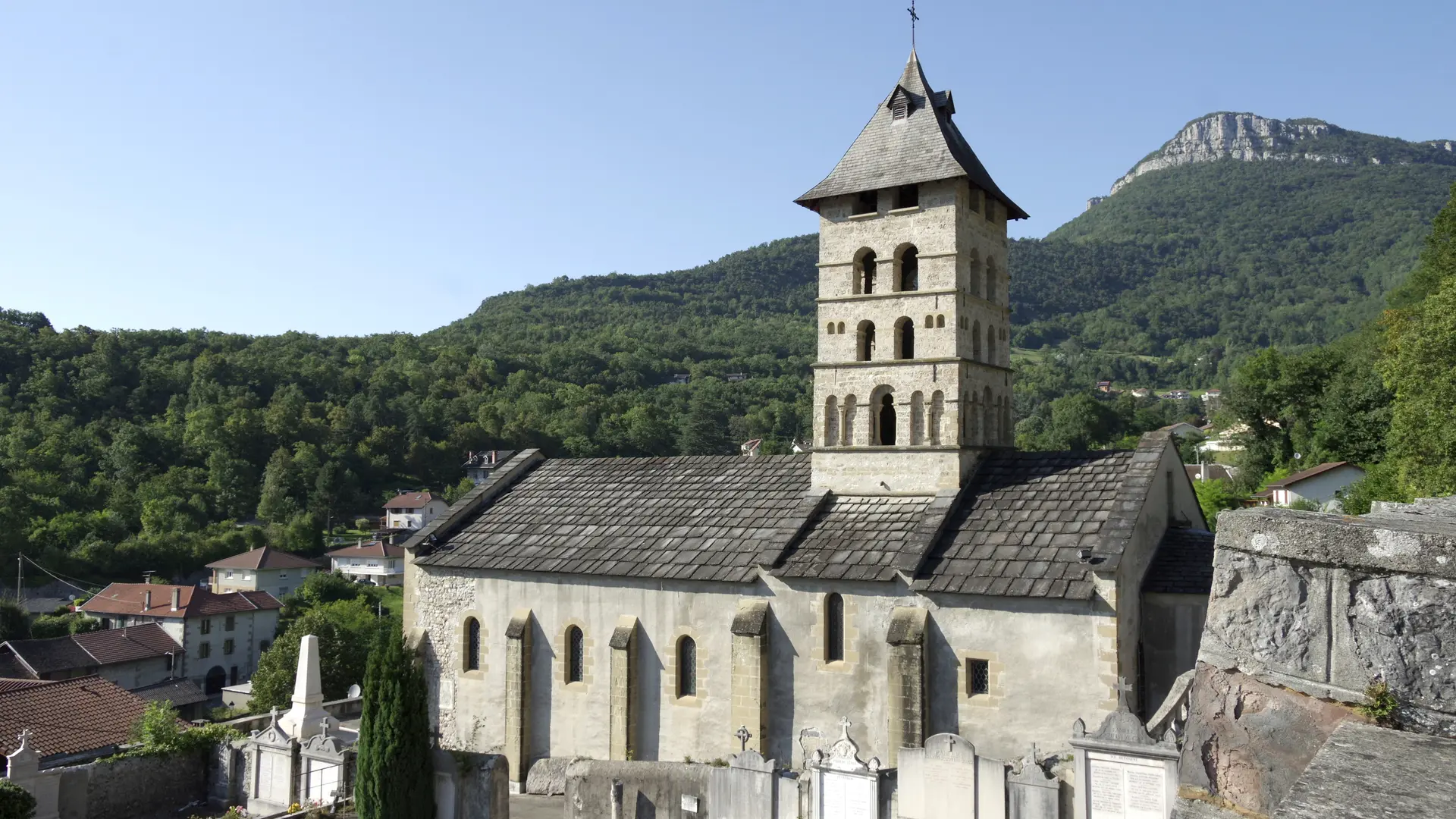 Vue d'en haut de l'Eglise romane Saint Didier Voreppe