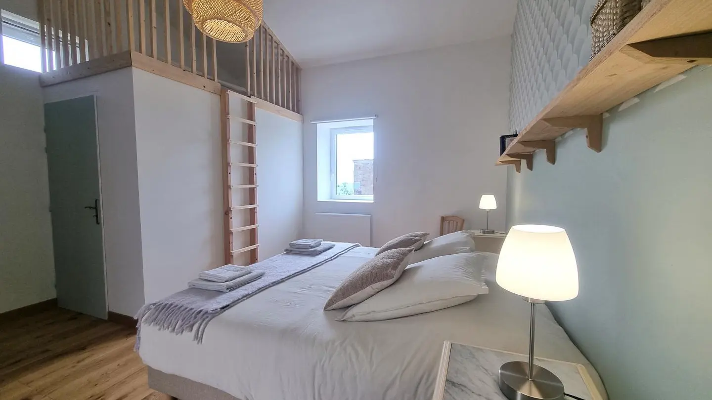 Chambre avec 1 lit 180 pouvant se transformer en 2 lits 90 sur demande.