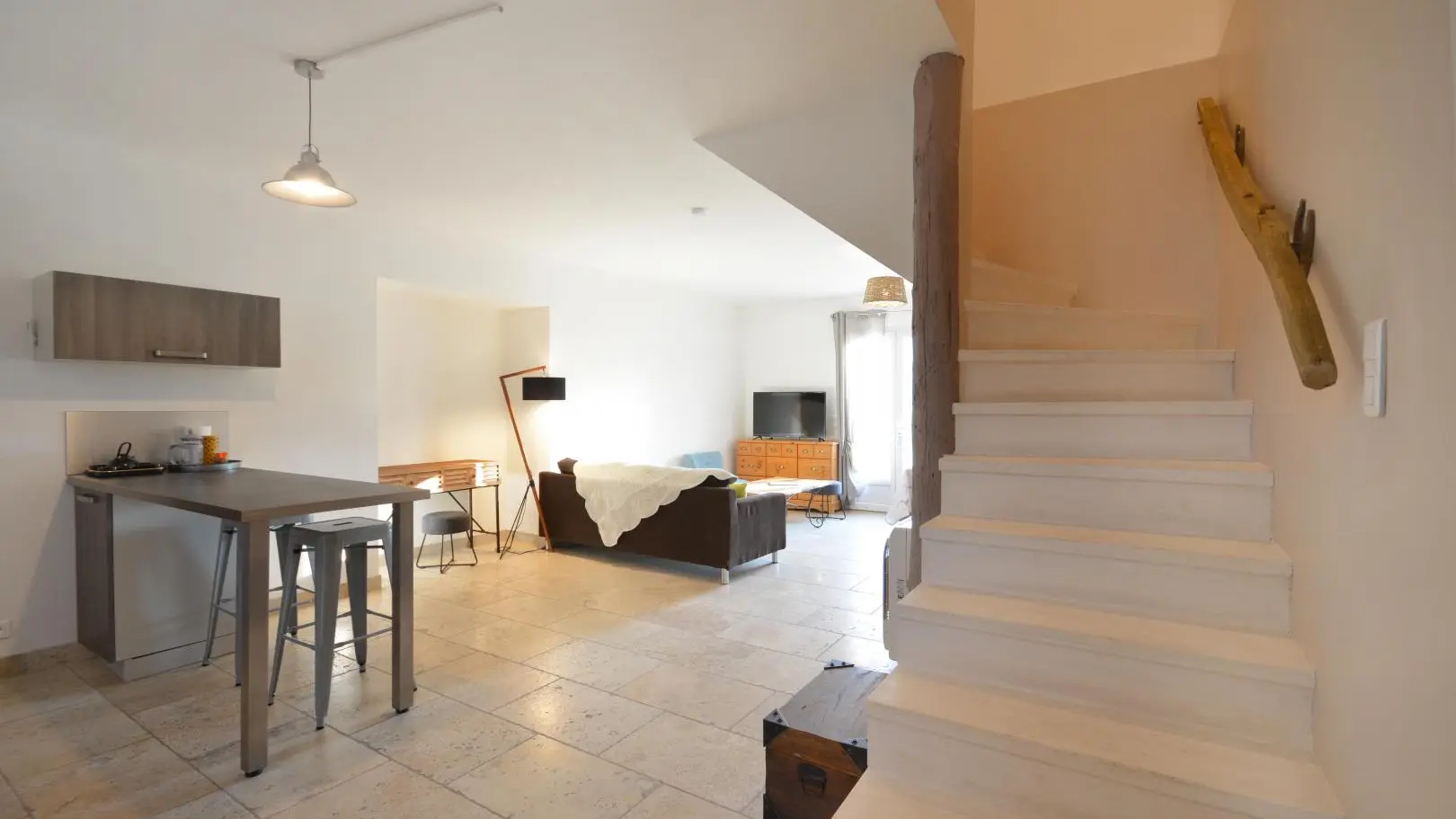 BEL  ESCALIER EN PIERRE DE TAILLE