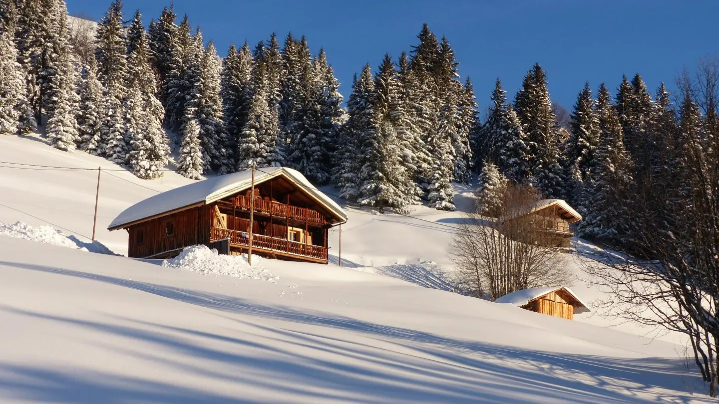 Le chalet enneigé face sud