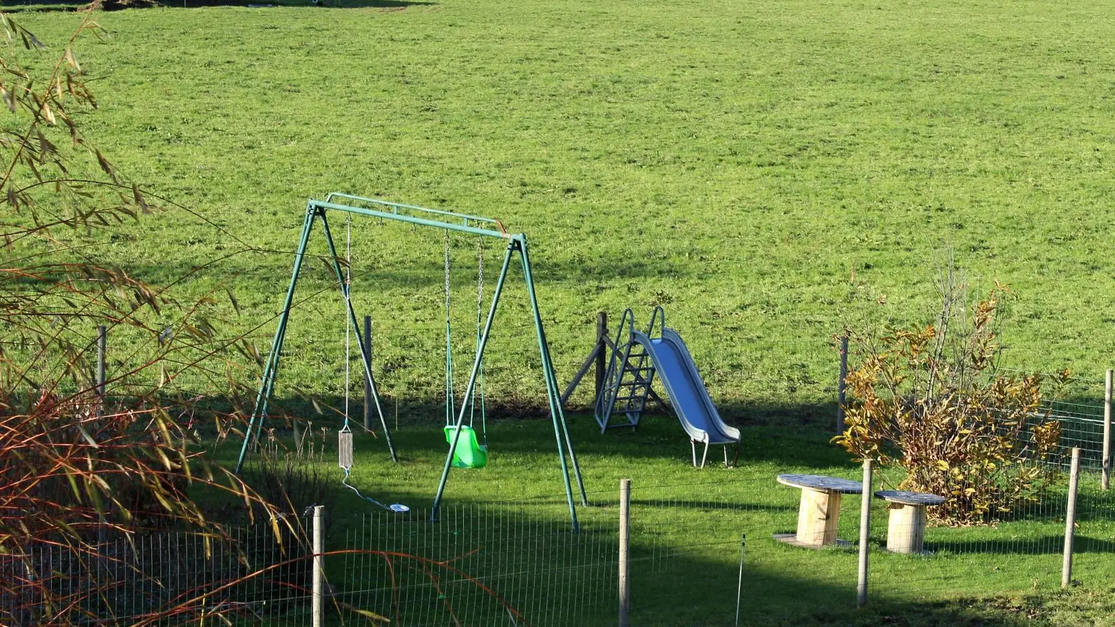 terrain de jeux à proximité de l'entrée des gites