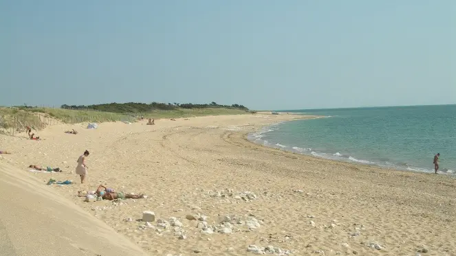 Plage de Montamer et dunes au loin