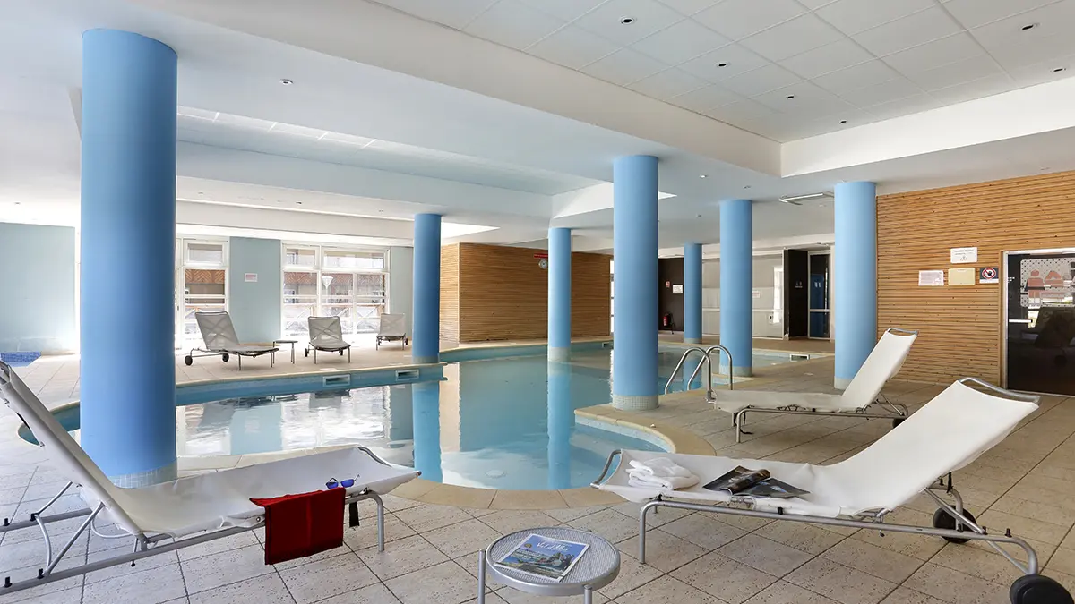 Piscine de la résidence avec transats