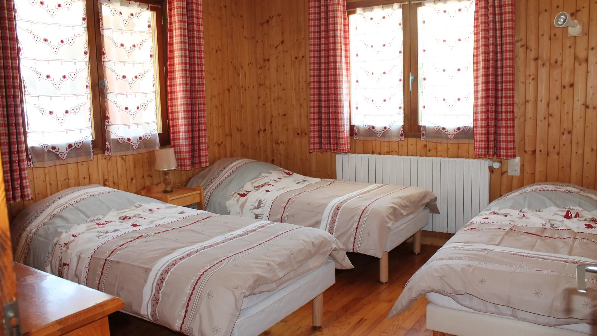 Chambre avec lits simples/Bedroom with single beds-Fleur des Alpes n°5-Le Grand-Bornand