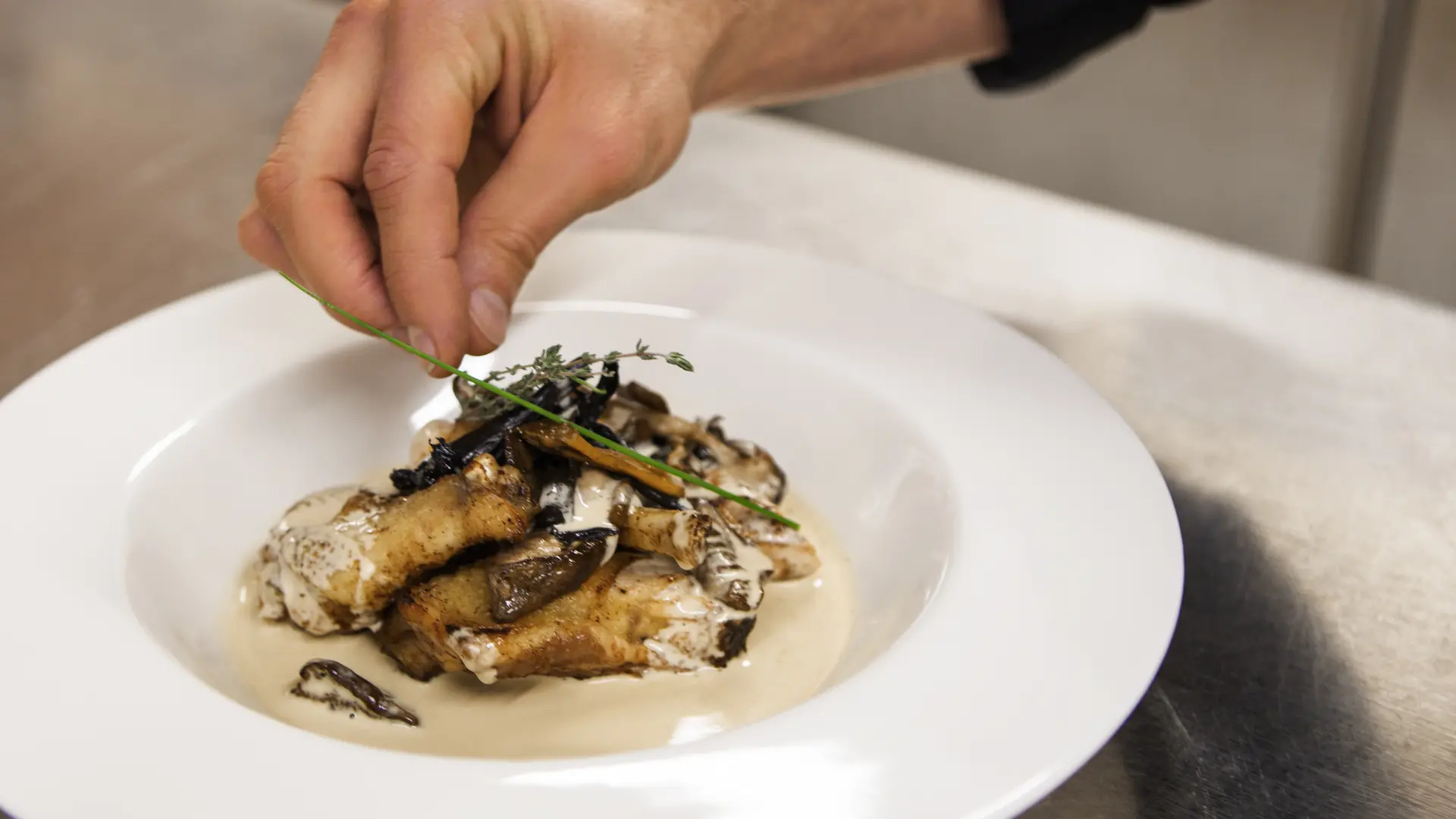 Poulet de Bresse à la crème et aux morilles - Restaurant Le Chanteclerc