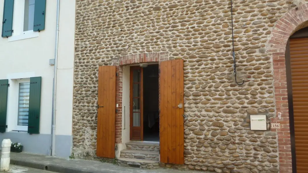 Porte d'accès au gîte - Côté route