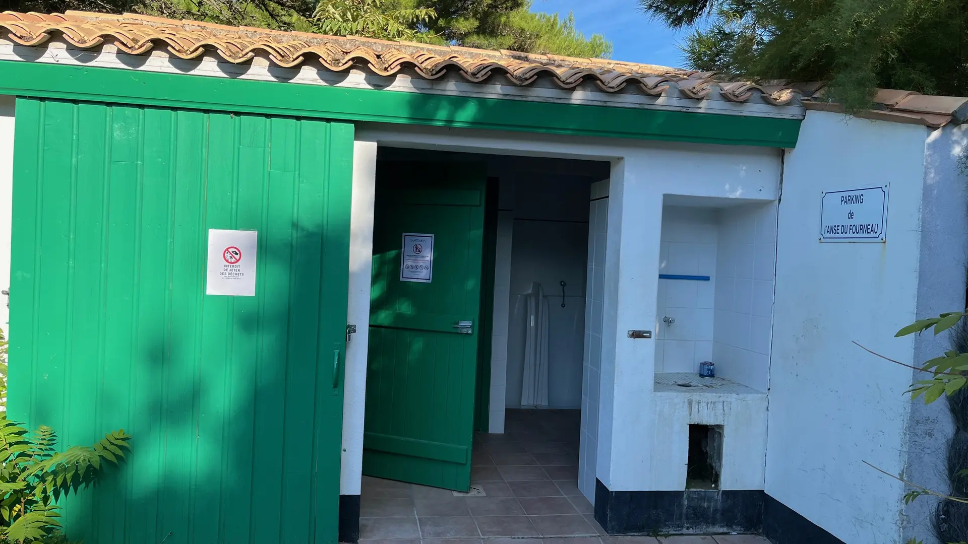 Toilettes publiques - Plage de l'Anse du Fourneau