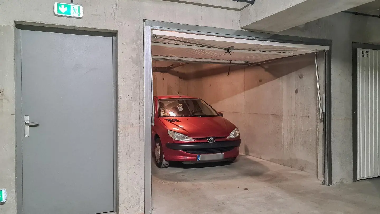 Garage privatif, box en sous sol, sécurisé grâce à une télécommande pour l'ouverture de la porte principale et clé pour le box.
