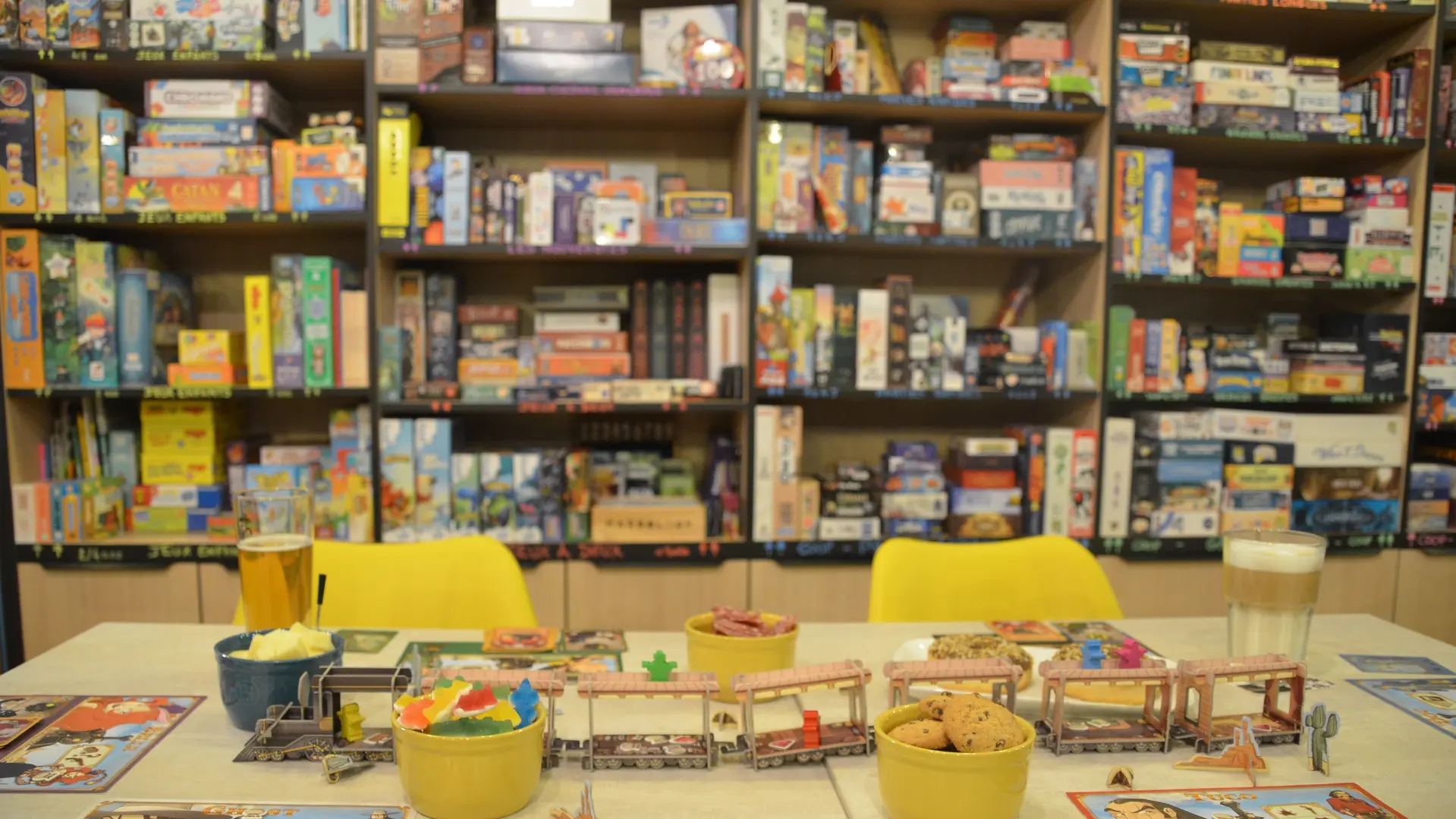 Exemple d'installation de jeu et boissons et grignotages