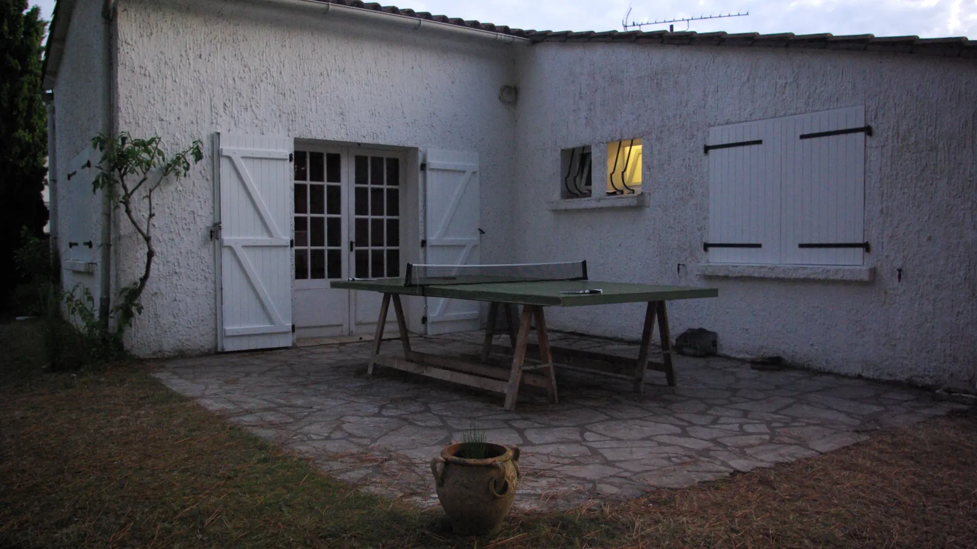 Terrasse avec table de ping pong