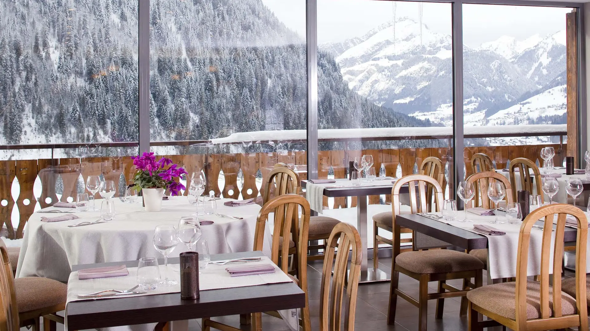 Salle à  manger avec vue sur les montagnes en hiver