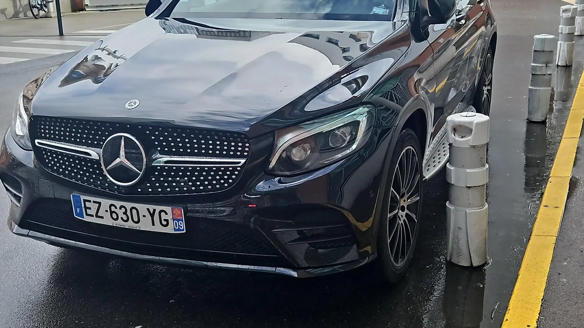 Un véhicule de face