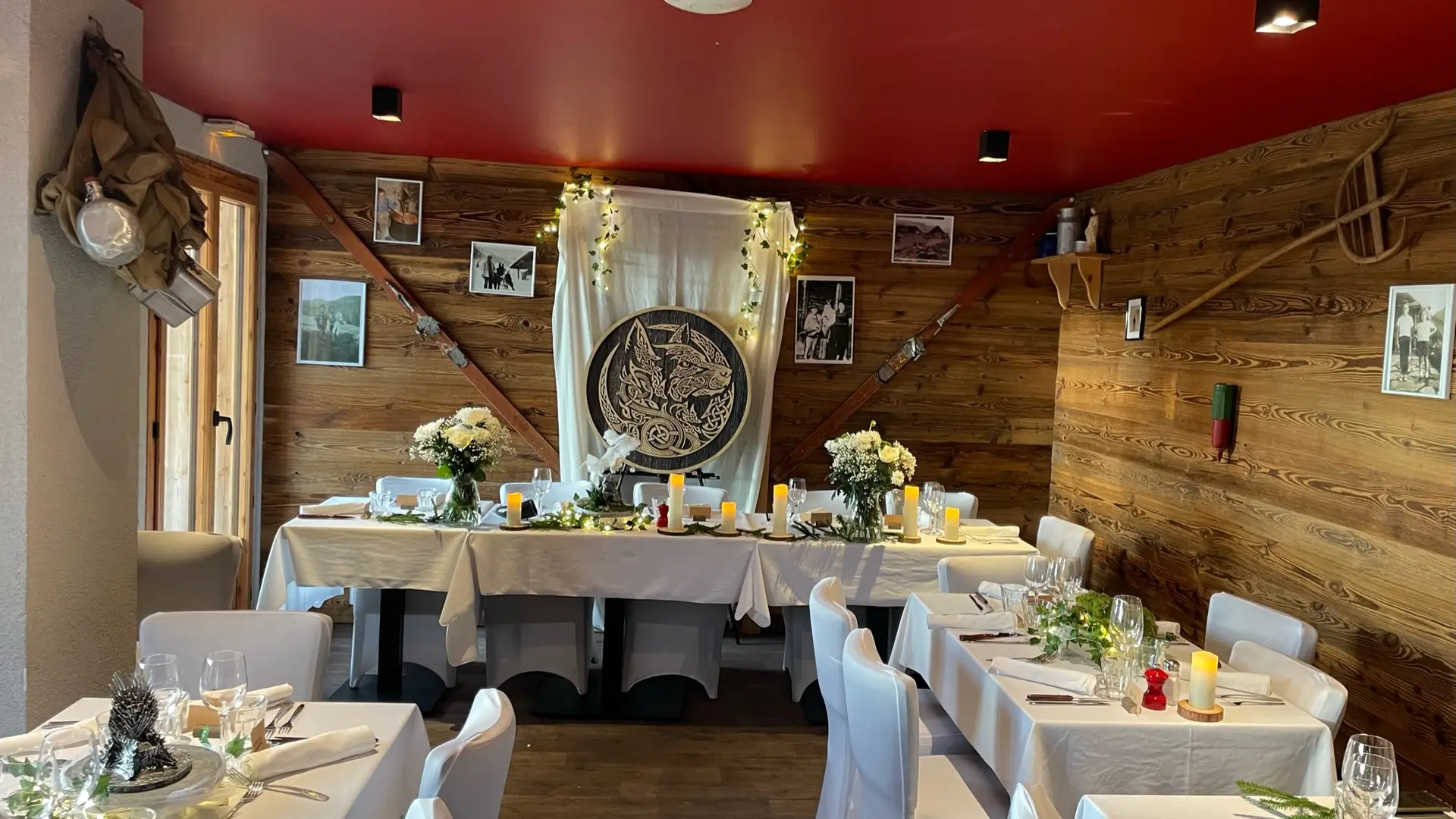 Salle de restaurant décorée pour un mariage