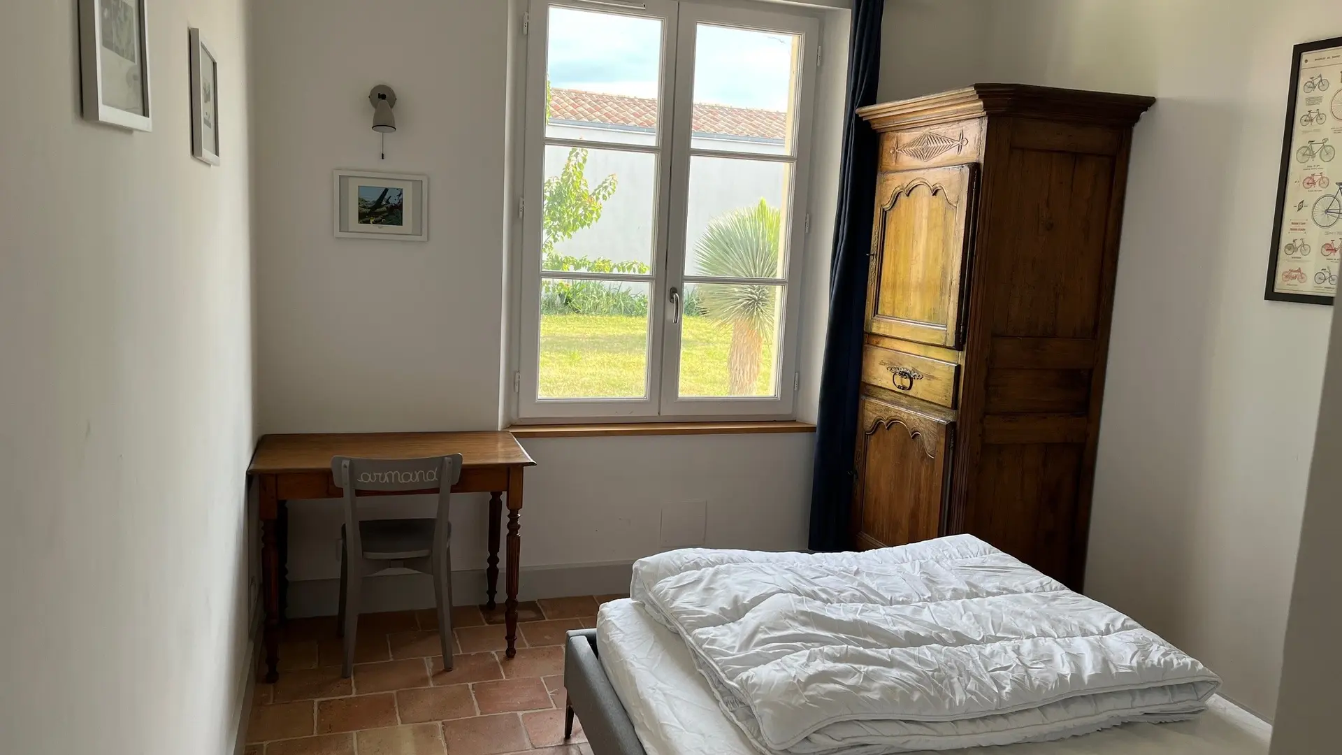 Window + desk in bedroom 1