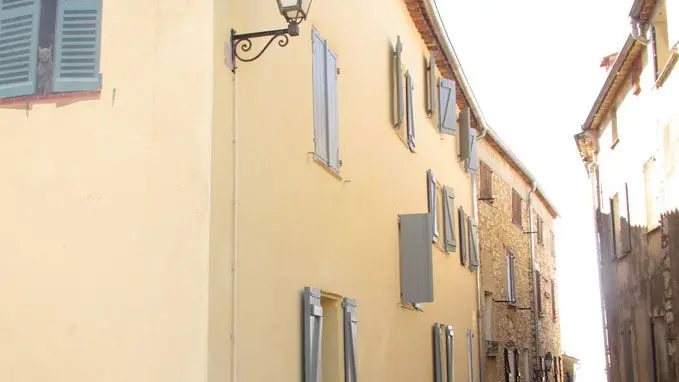 Gîte Sarriette-Rue d'accès aux Gîtes-Chateauneuf de Grasse-Gîtes de France Alpes-Maritimes