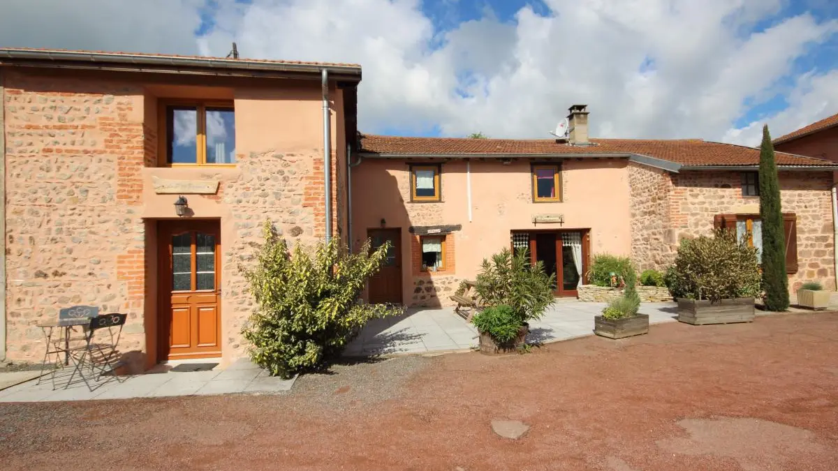 Gîte mitoyen à un gîte de deux personnes.