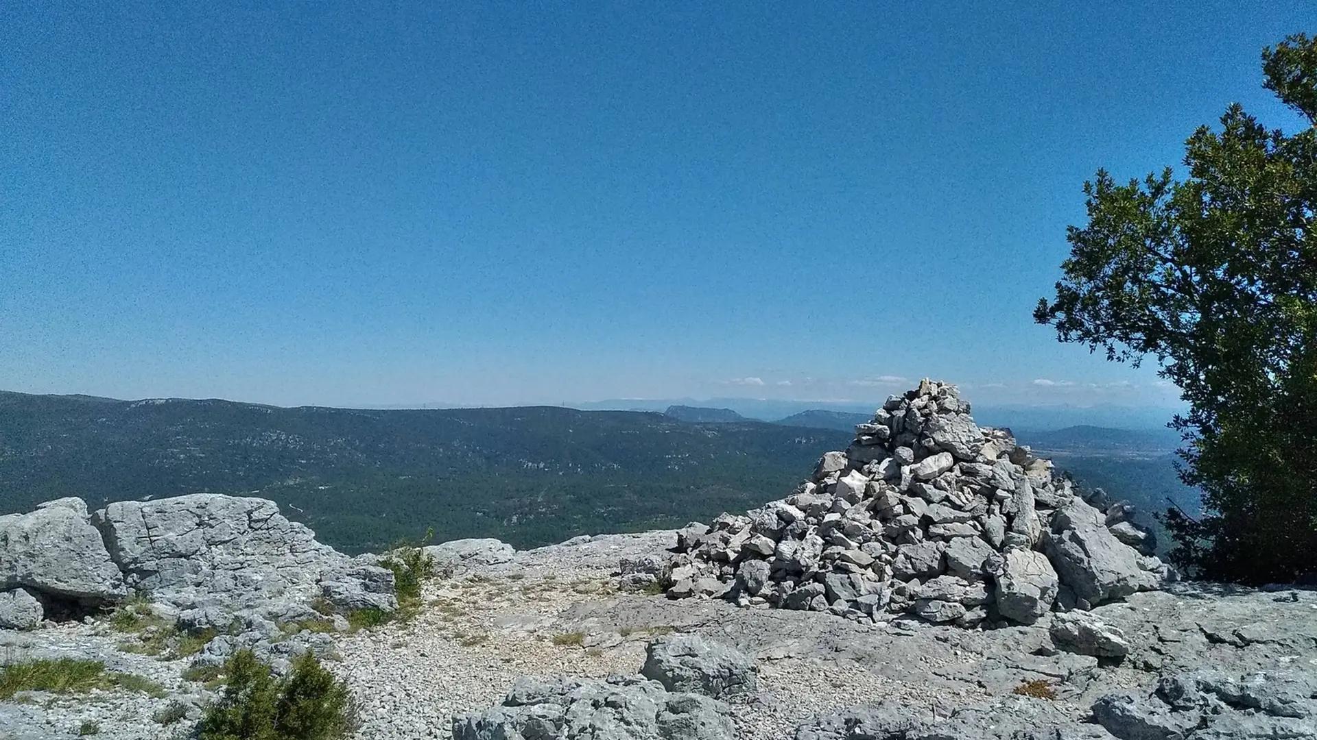 Pierrier en haut de la falaise avec une vue panoramique
