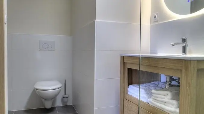 Salle de bain avec WC