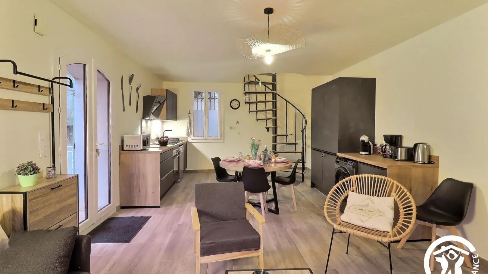 coin repas et pièce à vivre